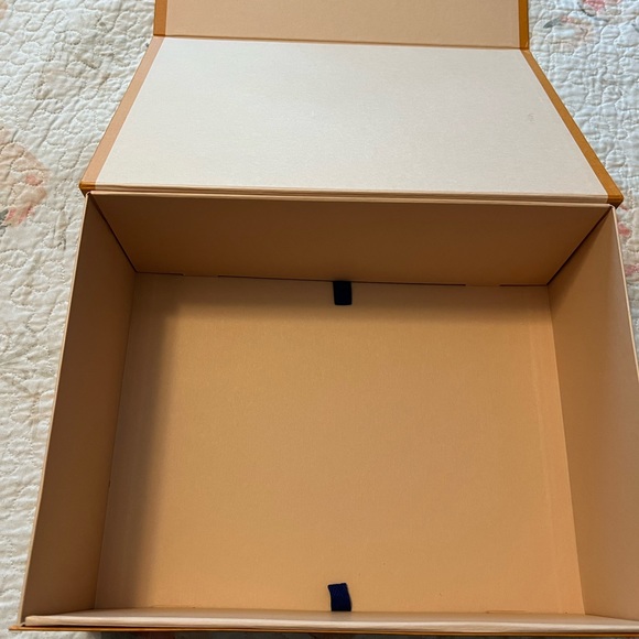 Medium/large Louis Vuitton gift box - Picture 2 of 5